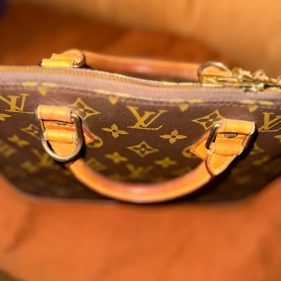 Louis Vuitton Alma hand bag in great preloved condition. This is an awesome - Picture 5 of 9